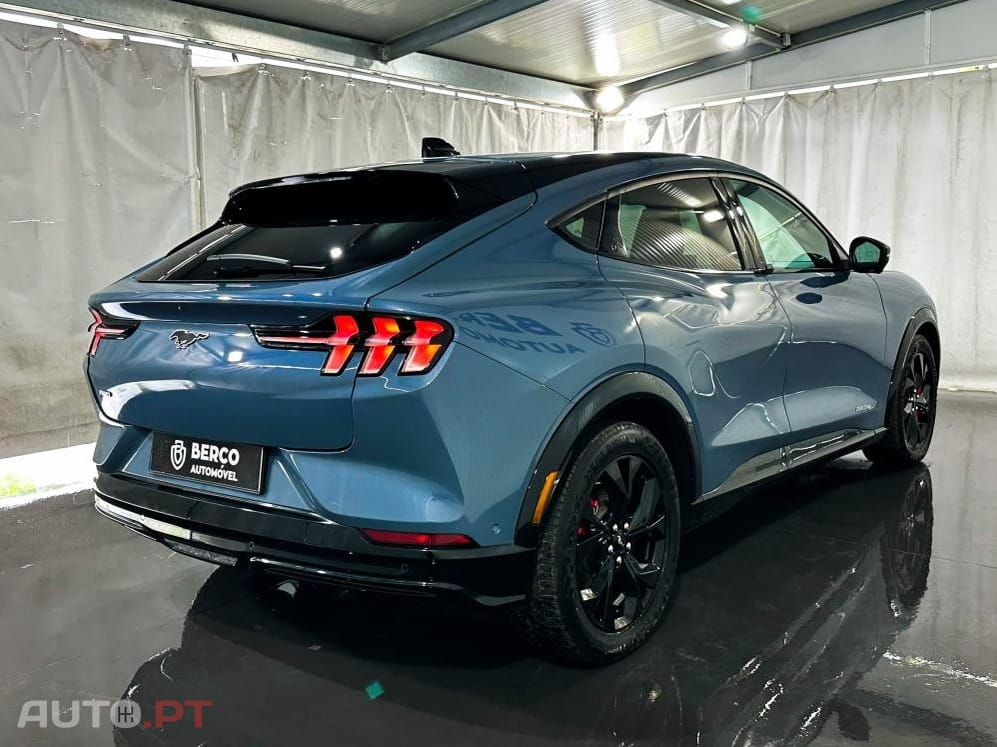 Ford Mustang Mach-E AWD PREMIUM