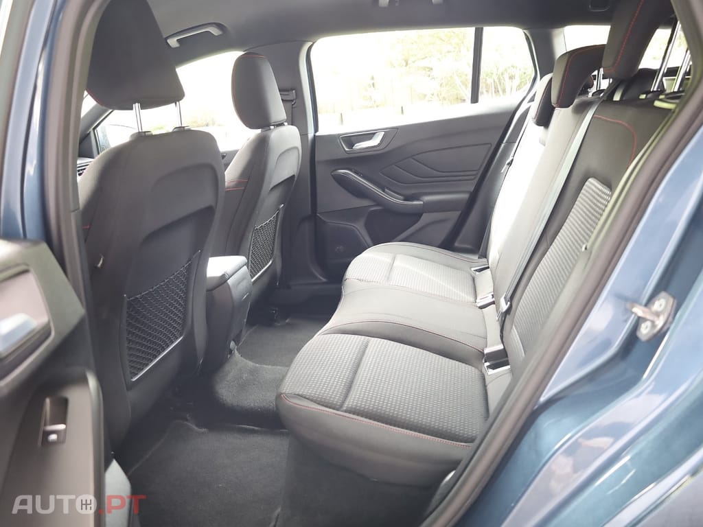 Ford Focus SW 1.0 EcoBoost MHEV ST-Line Aut — fotografia 18