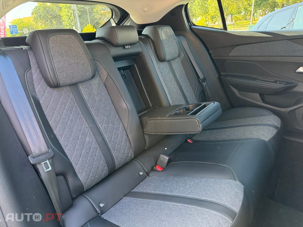 Peugeot 408 1.6 Hybrid Allure e-EAT8