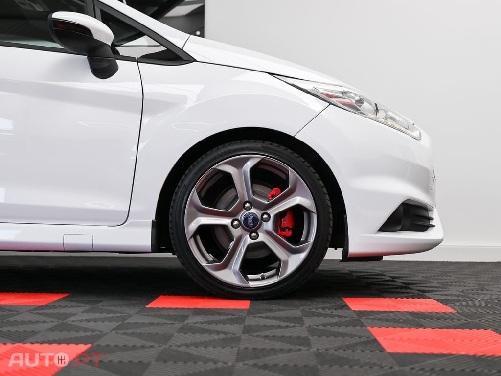 Ford Fiesta 1.6 EcoBoost c/ Pack Pele Desportiva ST