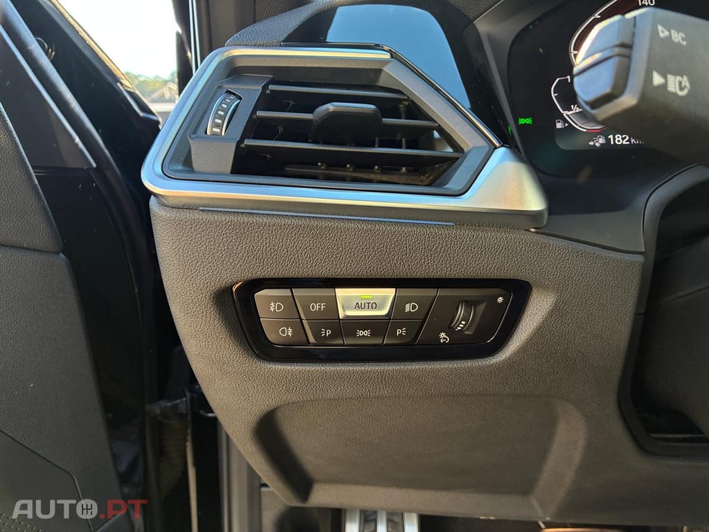 BMW 330 e Touring Pack M Auto — fotografia 24
