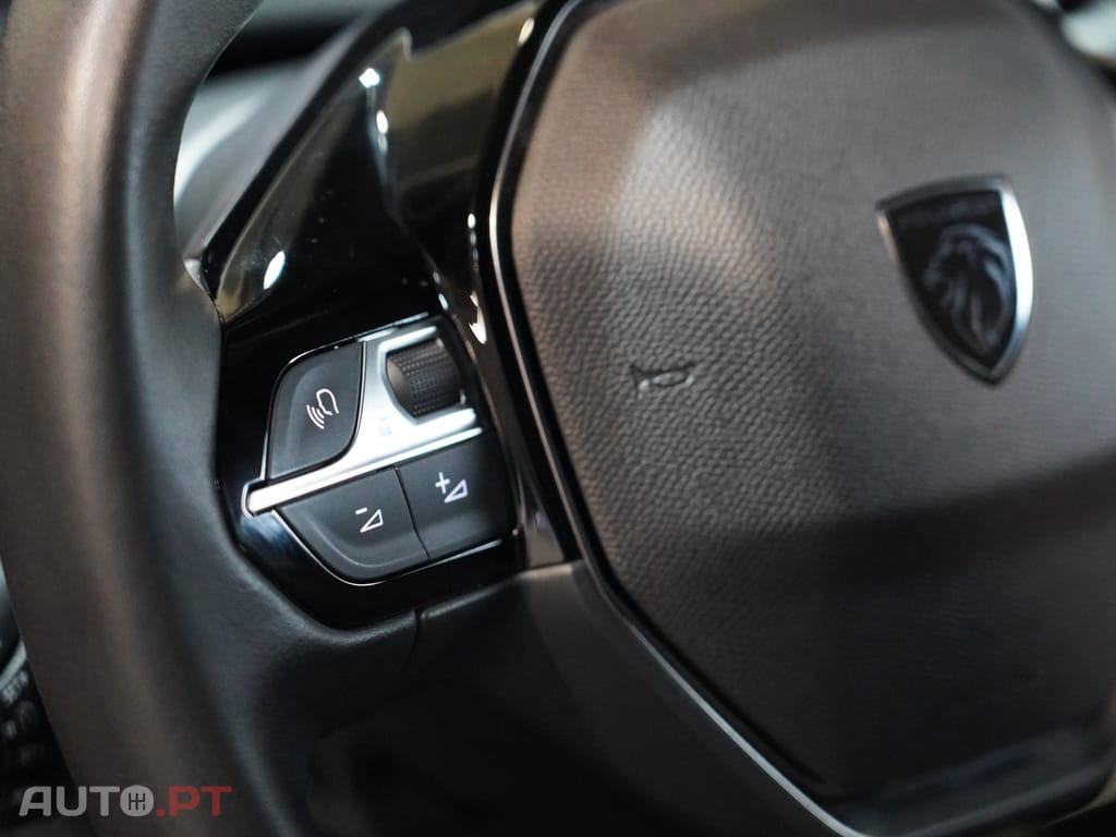 Peugeot 2008 1.2 Hybrid Allure e-DCS6