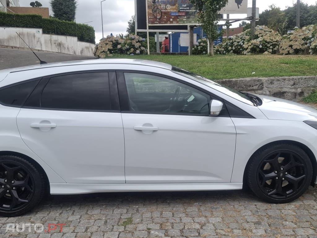 Ford Focus 2.0 EcoBoost ST c/ Pack Pele Desportiva