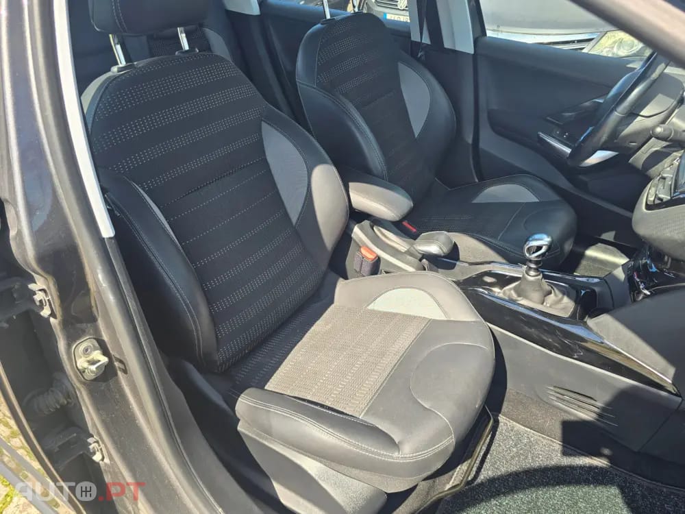 Peugeot 2008 PureTech 130 Allure Pack