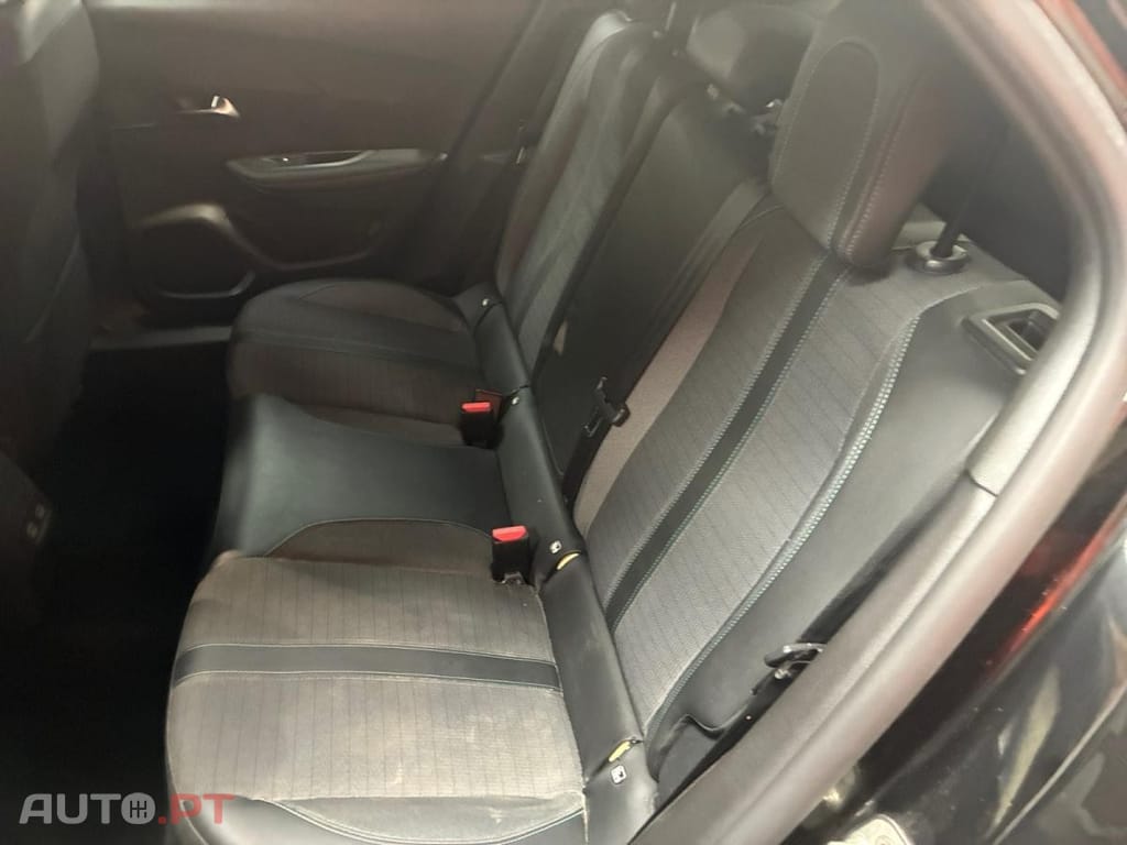 Peugeot E-2008 50 kWh Allure Pack