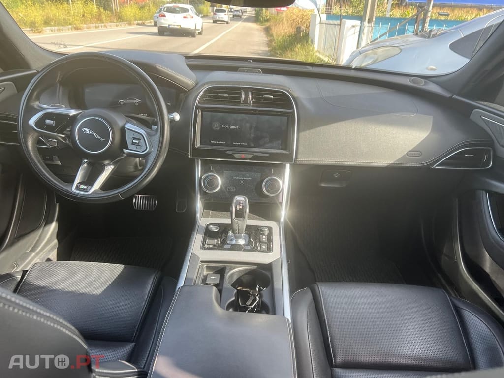 Jaguar XE 2.0 D200 R-Dynamic Black