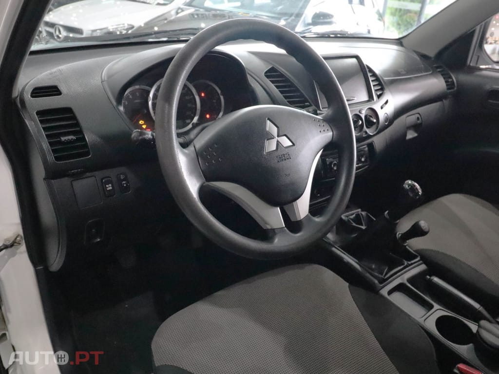 Mitsubishi L200 2.5 DI-D CD Invite CC 4WD