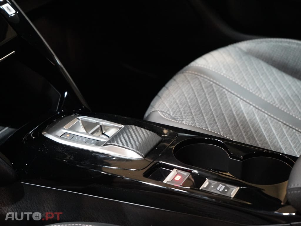 Peugeot 2008 1.2 Hybrid Allure e-DCS6