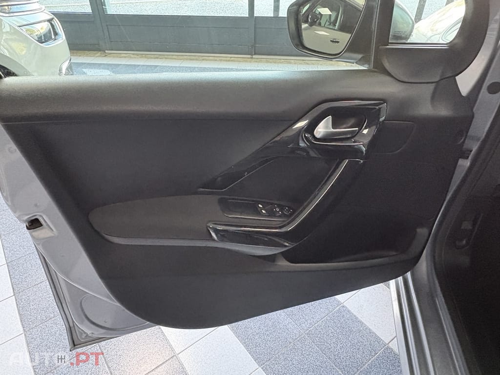 Peugeot 208 1.2 PureTech Signature