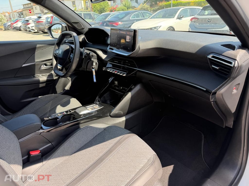 Peugeot 2008 1.2 Hybrid Allure e-DCS6