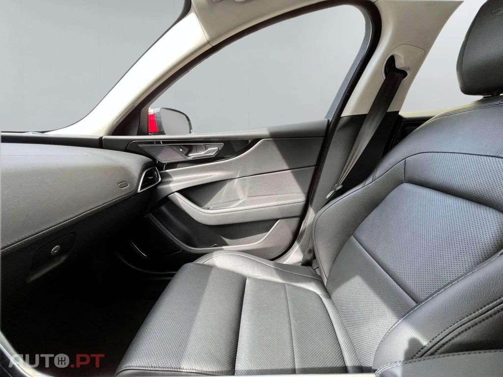 Jaguar XE 200d R Dynamic RED 