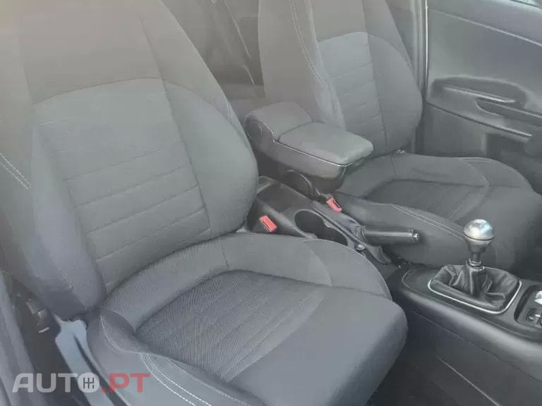 Alfa Romeo Giulietta 1.6 JTDM Sport — fotografia 27