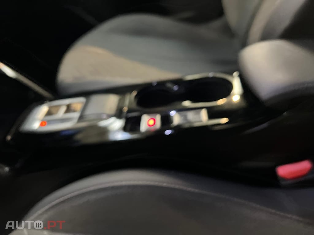 Peugeot 2008 1.2 Hybrid Allure e-DCS6