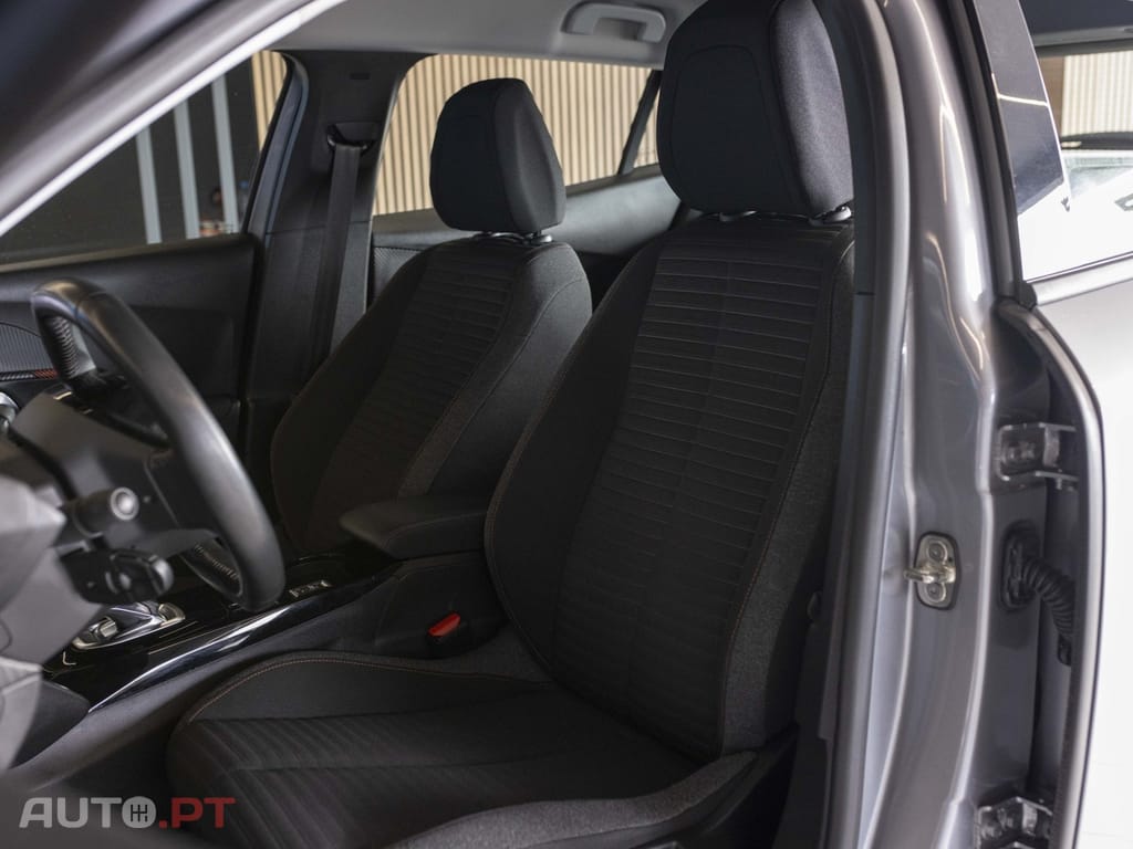 Peugeot E-2008 50 kWh Active