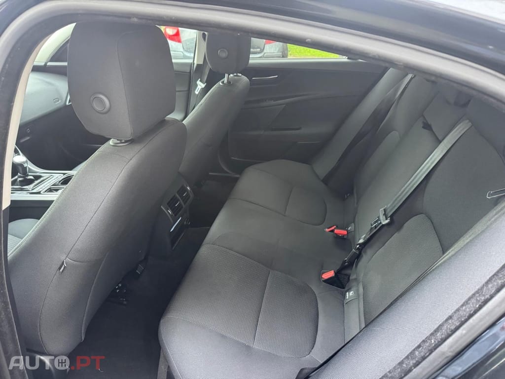 Jaguar XE E-Performance Pure