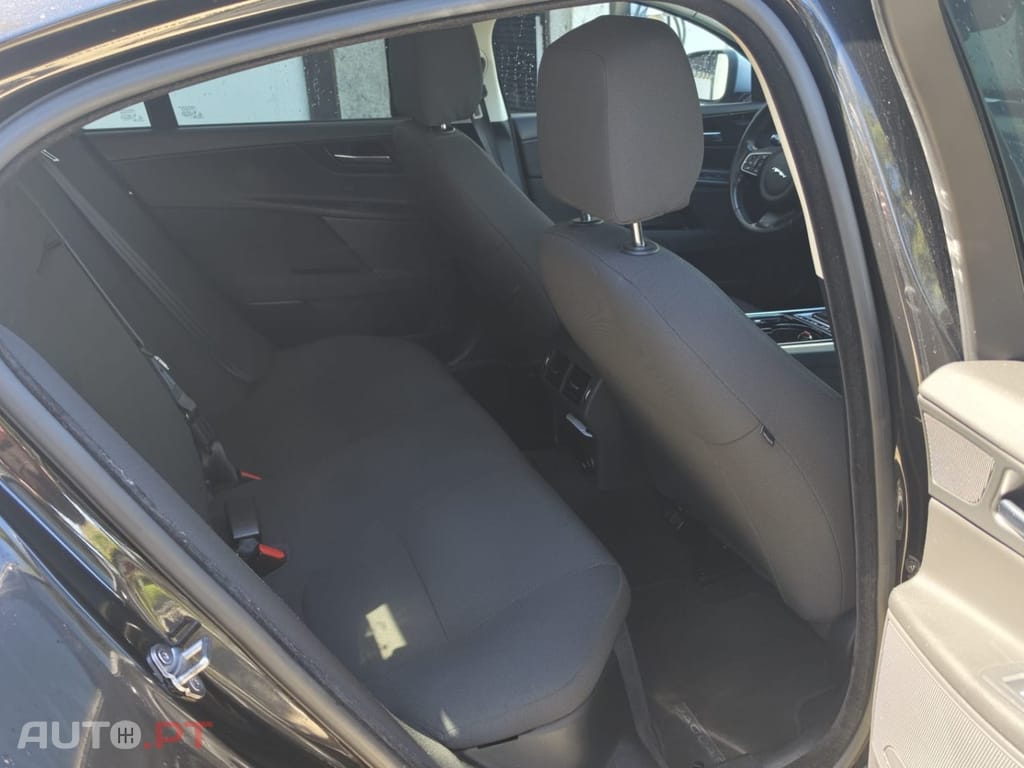 Jaguar XE E-Performance Pure