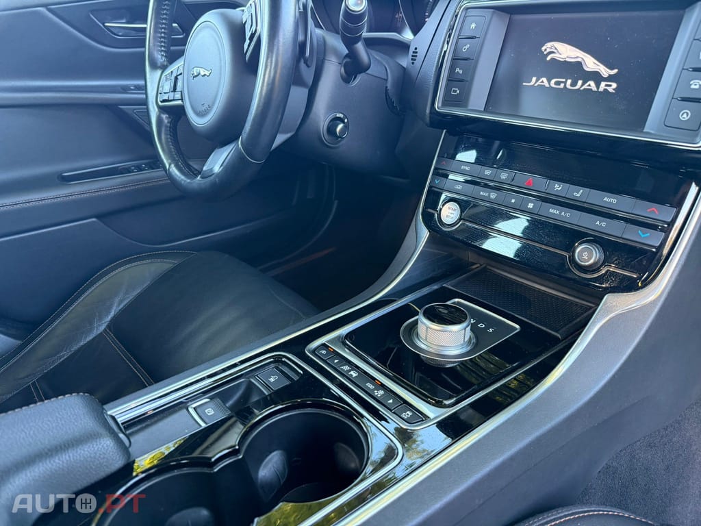 Jaguar XE 2.0 D Prestige Aut.