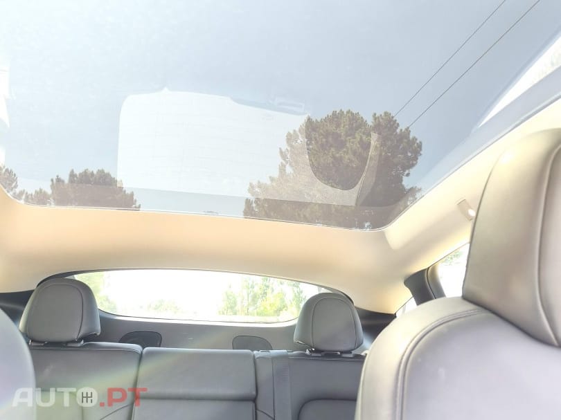 Tesla Model Y SR RWD — fotografia 12
