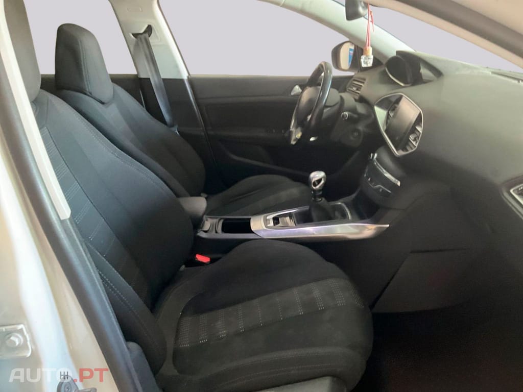 Peugeot 308 1.2 PureTech Allure — fotografia 3