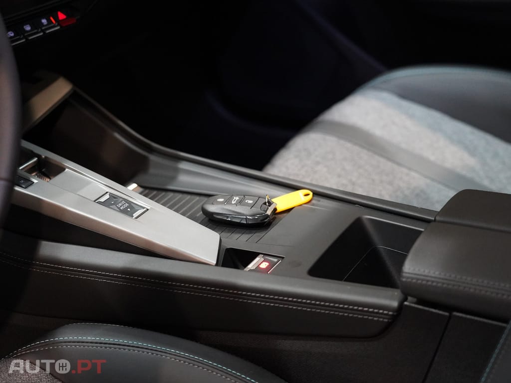 Peugeot 408 1.2 PureTech Allure EAT8