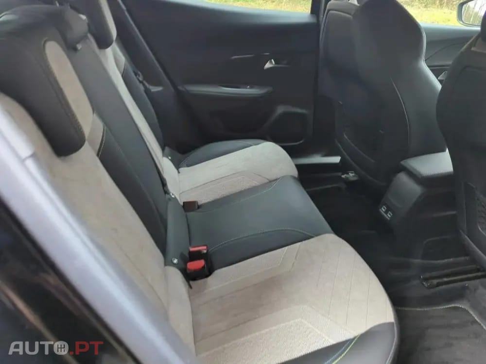 Peugeot E-2008 50 kWh GT