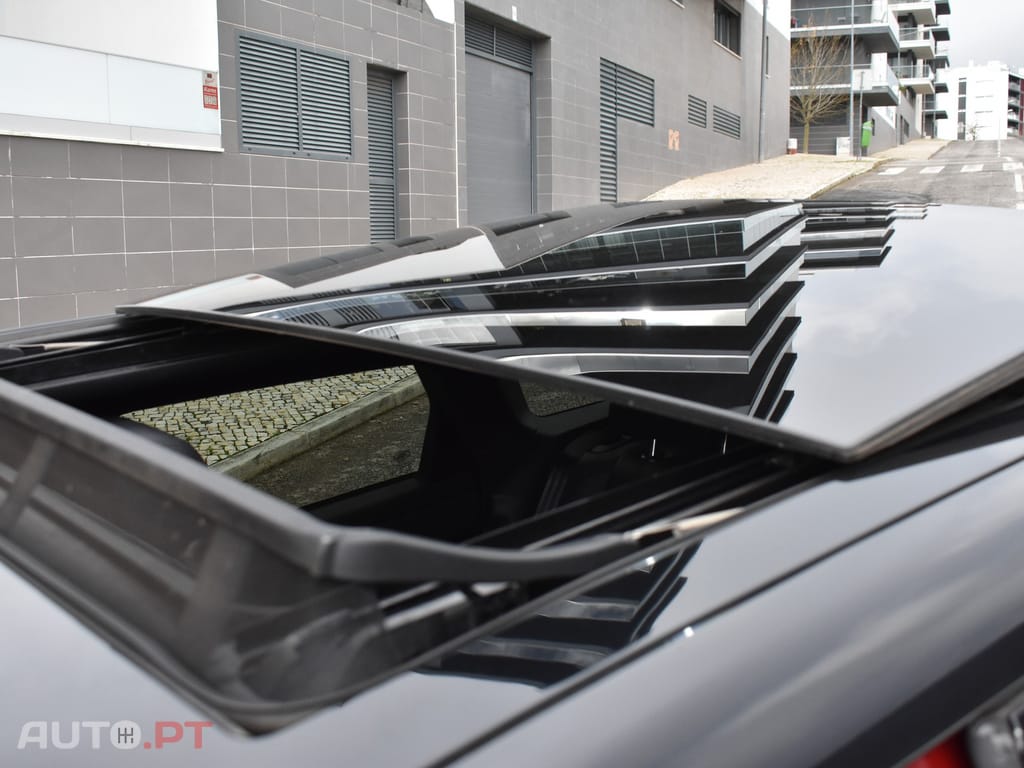 Land Rover Evoque 1.5 P300e AWD R-Dynamic SE Auto