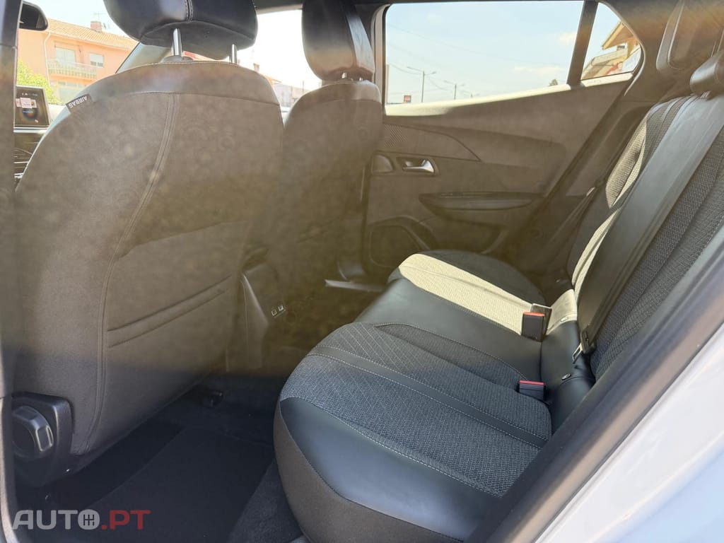 Peugeot 2008 1.2 Hybrid Allure e-DCS6