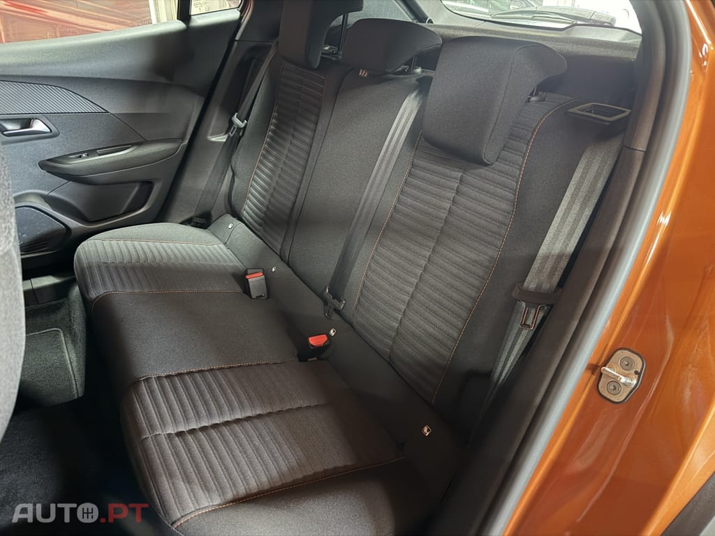 Peugeot E-2008 50 kWh Active Pack