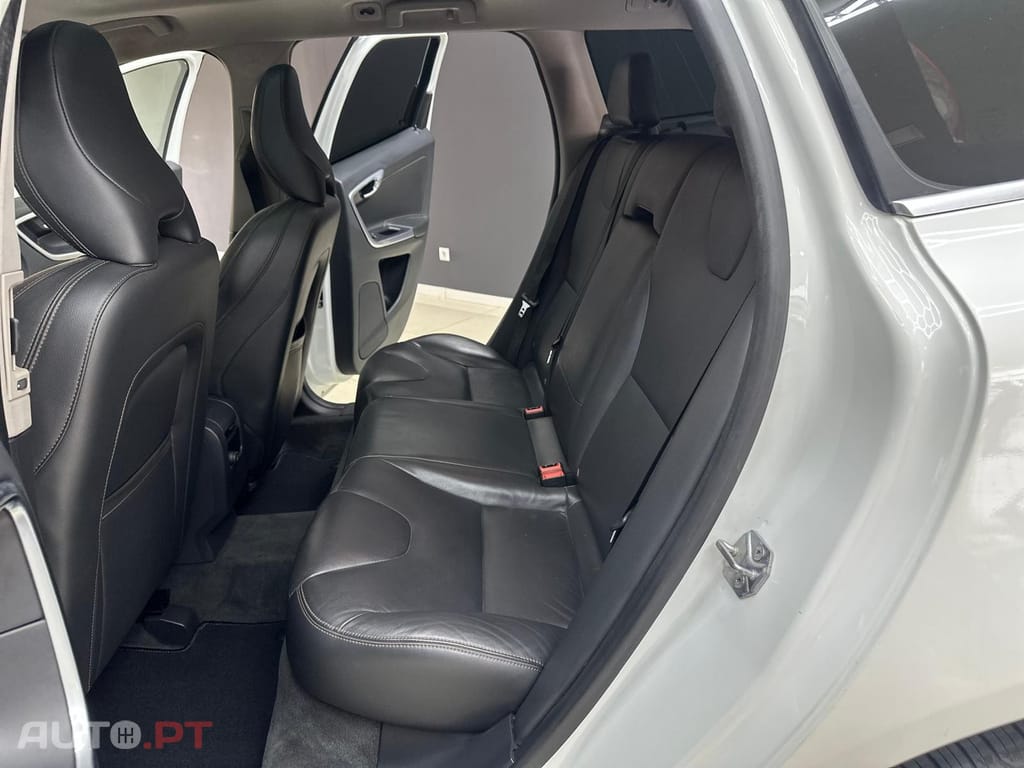 Volvo XC60 2.0 D4 R-Design Momentum