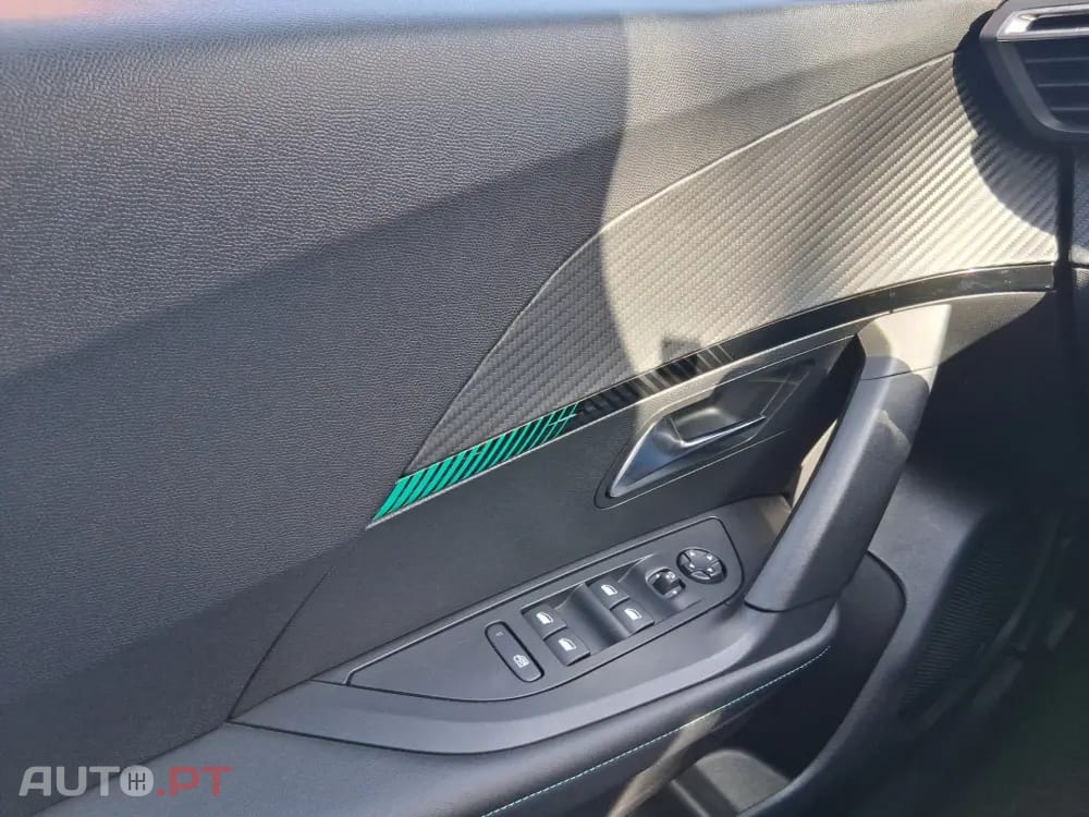 Peugeot 2008 1.2 PureTech Allure EAT8