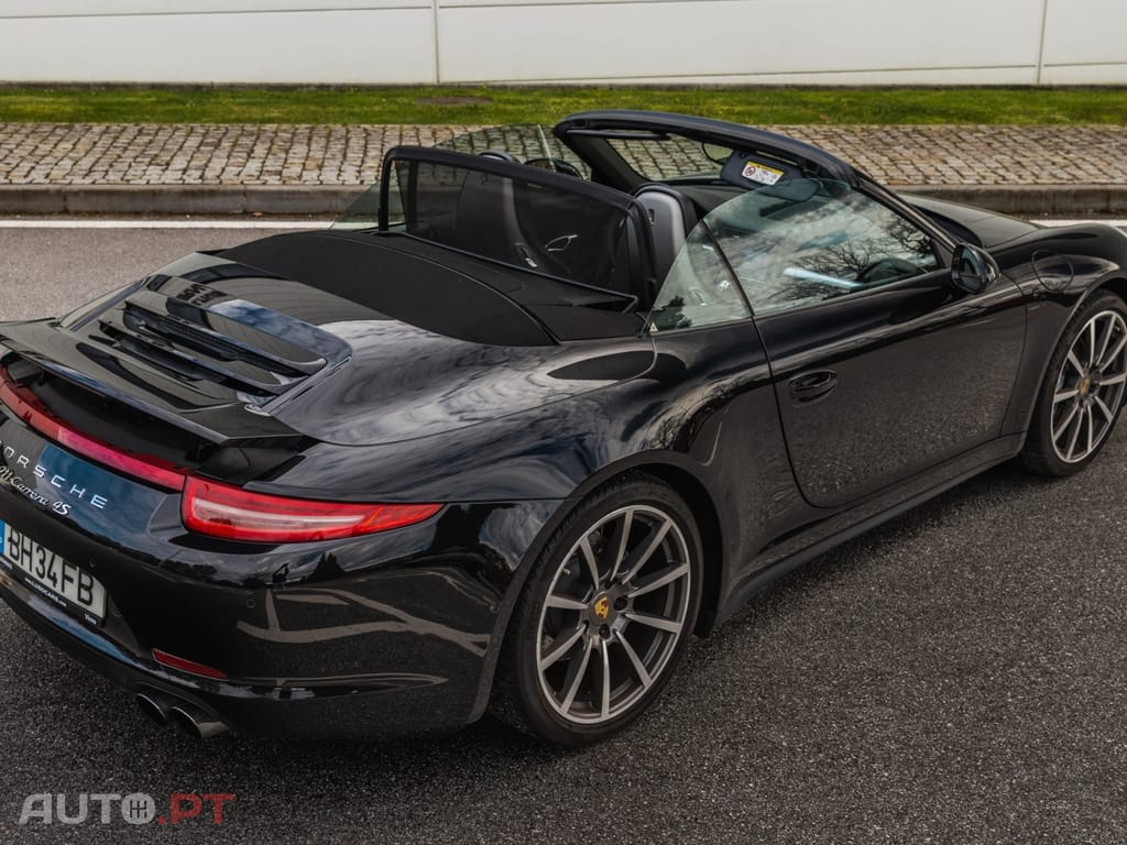 Porsche 911 Carrera 4 Cabriolet PDK Black Edition