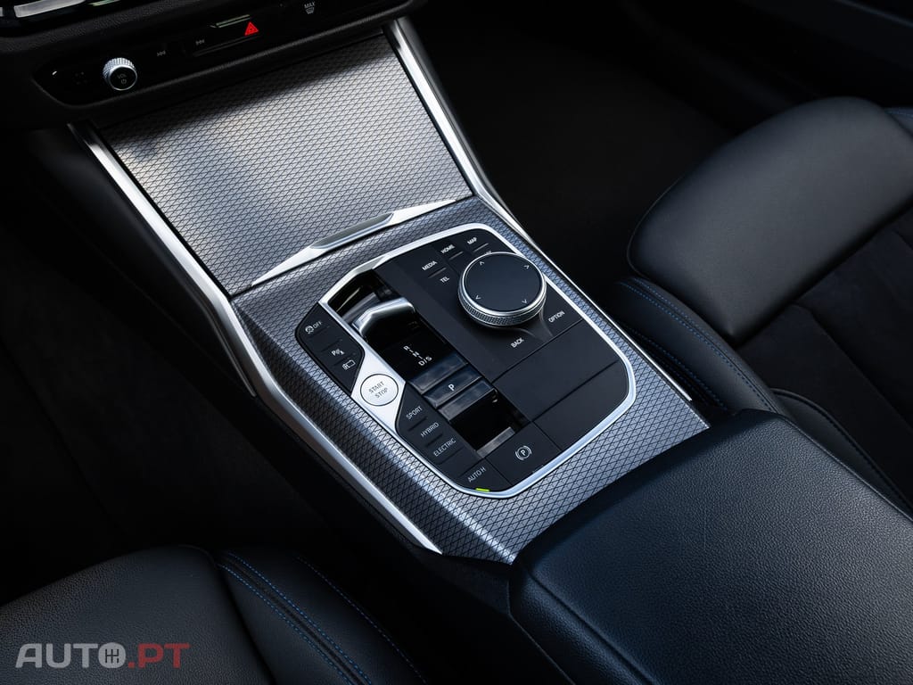 BMW 320 e Pack Desportivo M Auto — fotografia 24