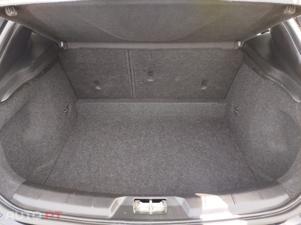 Volvo V40 2.0 D4 R-Design