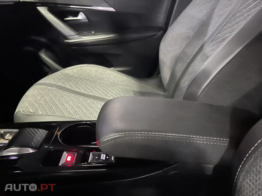 Peugeot 2008 1.2 Hybrid Allure e-DCS6