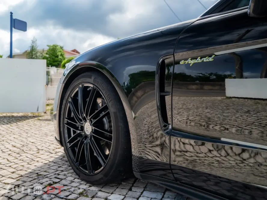 Porsche Panamera 4 E-Hybrid Platinum Edition