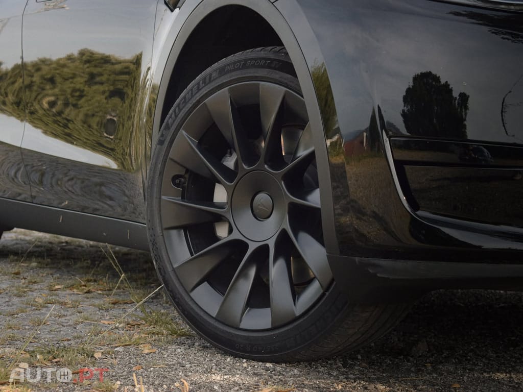 Tesla Model Y Standard Range RWD