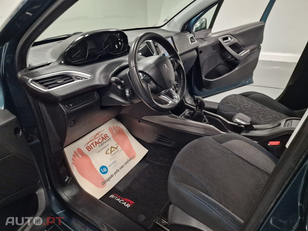 Peugeot 2008 1.2 PURETECH STYLE