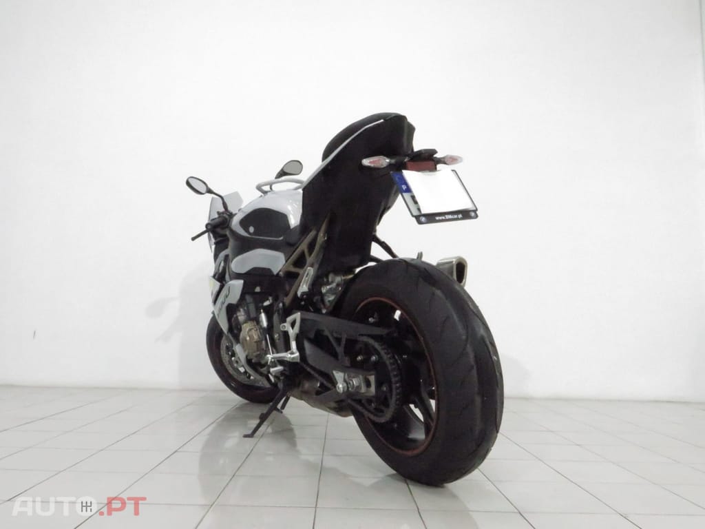 BMW S .