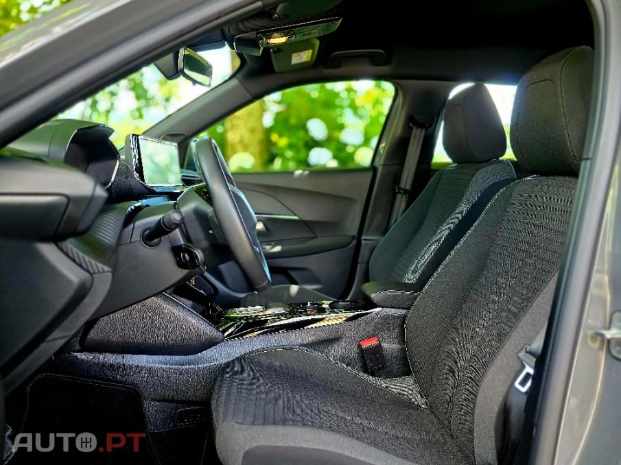 Peugeot E-2008 50 kWh Active Pack