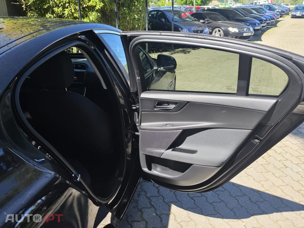 Jaguar XE E-Performance Pure