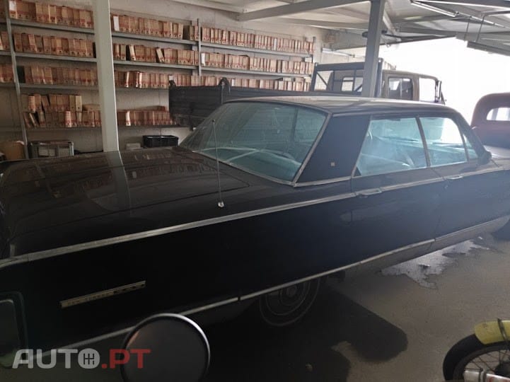 Chrysler New Yorker / Fifth Avenue