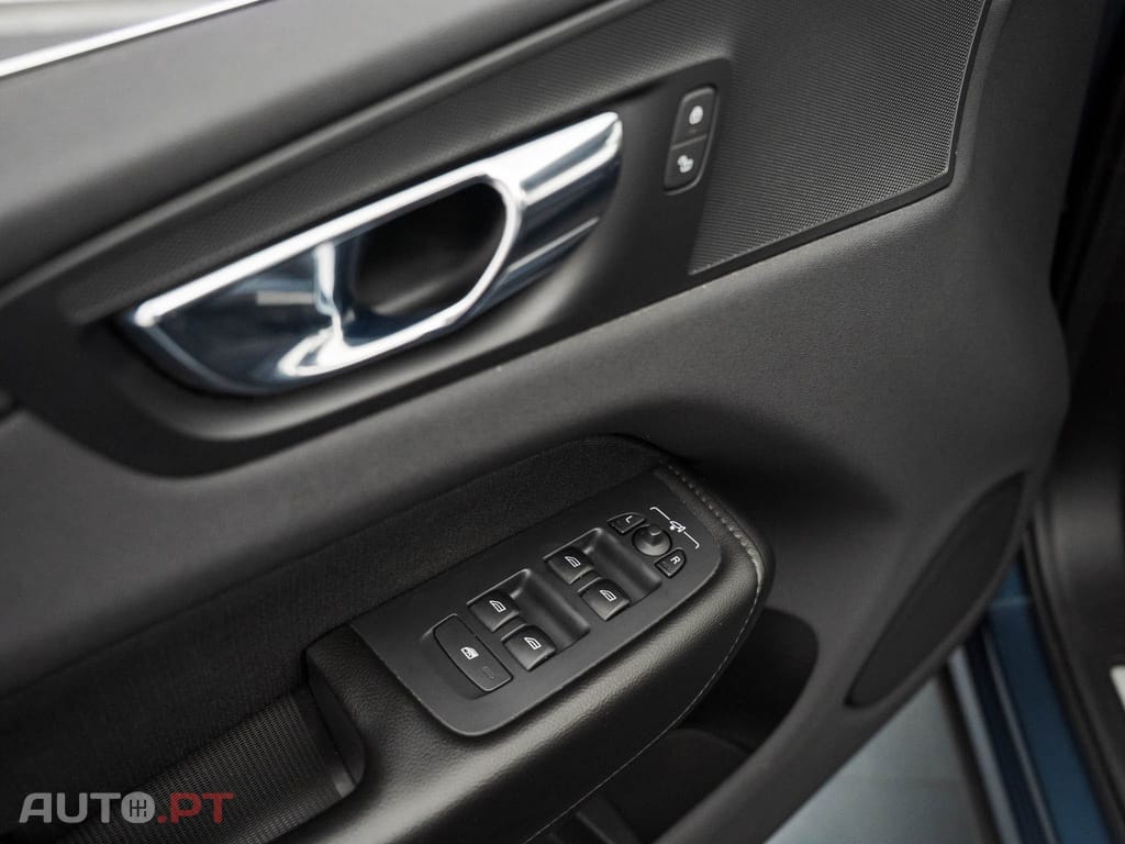 Volvo XC60 2.0 T8 PHEV Momentum Plus AWD