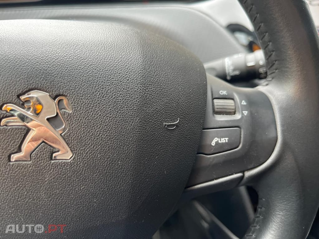 Peugeot 2008 1.2 e-VTi Style